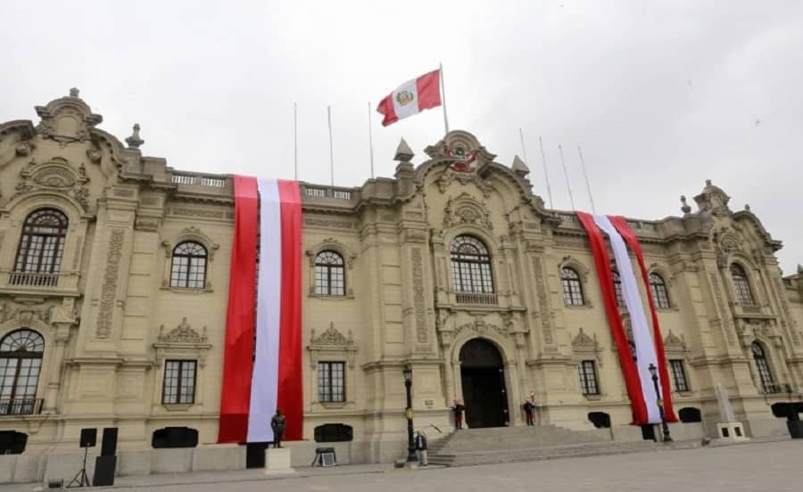 ¿En qué documentos es obligatorio colocar el nombre del 2021 en Perú?