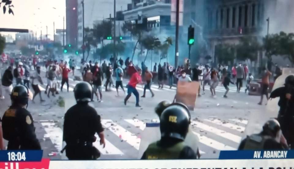 [VIDEOS] Manifestantes se enfrentan a la PNP durante protesta contra el Gobierno