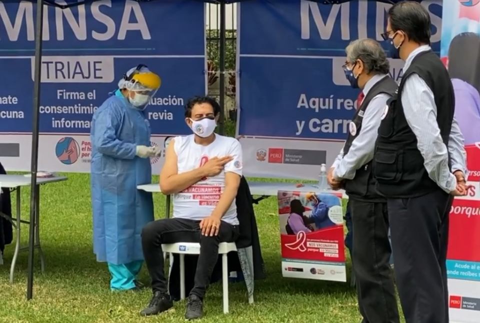 Ernesto Pimentel se vacuna contra el COVID-19: "Necesitamos más peruanos vacunados"