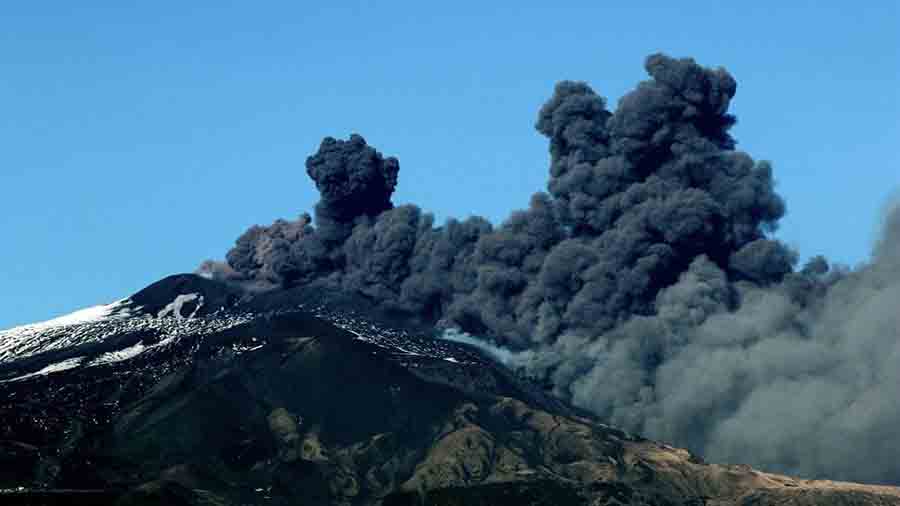 Italia: Erupción del volcán Etna genera nube de cenizas de hasta 7 km. de altura