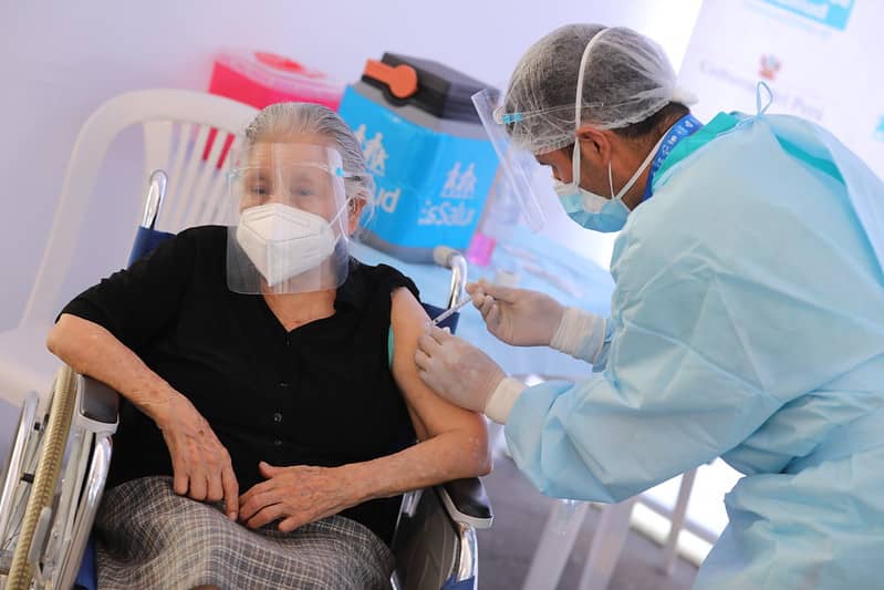 COVID-19: EsSalud recibe segundo lote de 29.250 dosis de vacuna para adultos mayores