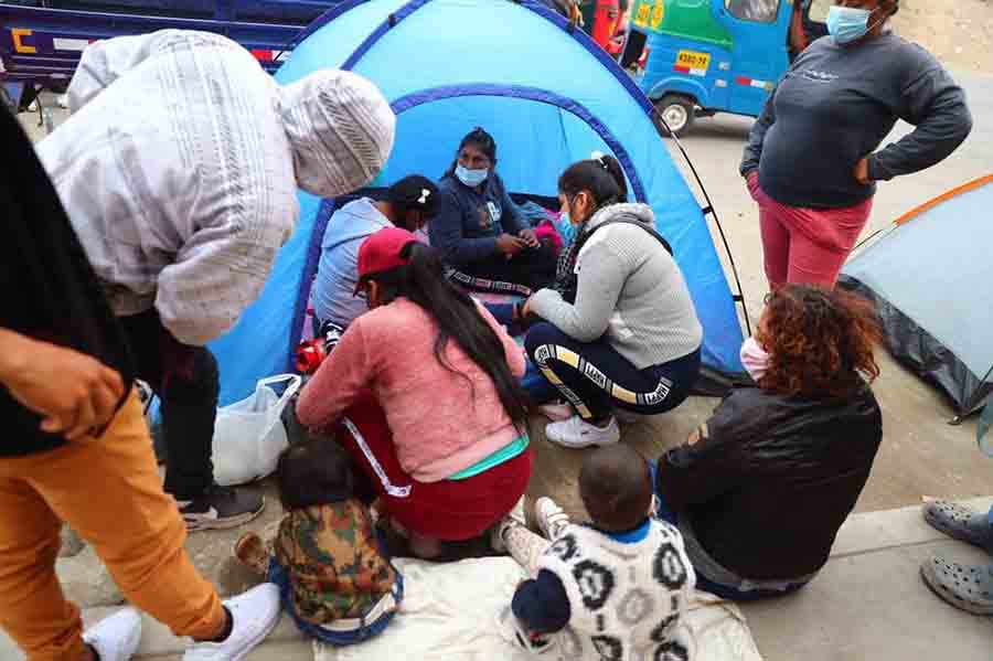 VES: Familias acampan en las calles tras ser desalojadas de Lomo de Corvina