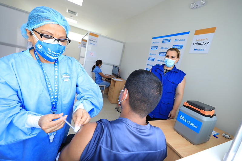 Presidenta de EsSalud supervisó jornada de inmunización de trabajadores en vacunatorio masivo