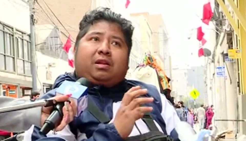 Fiscalizadores quitan mercadería a artesano que vendía en silla de ruedas en el Centro de Lima
