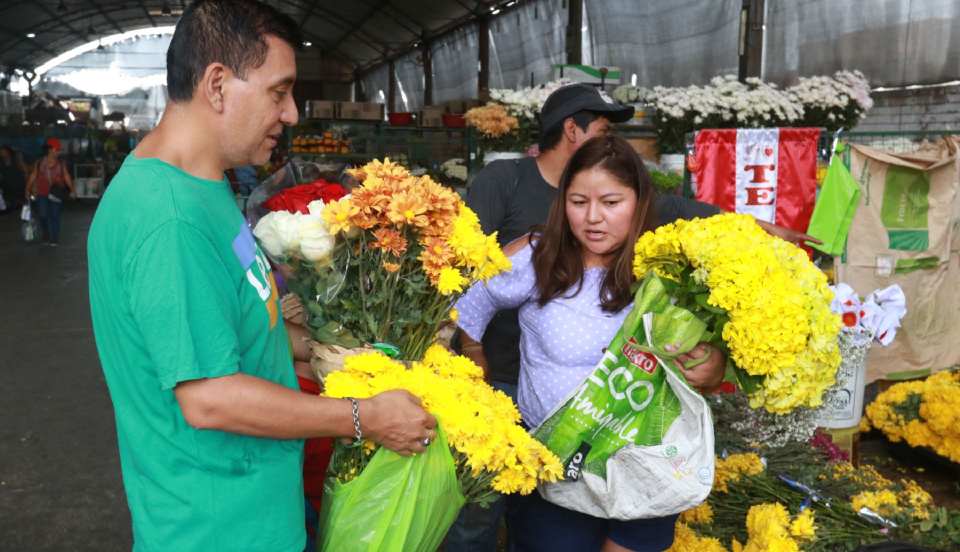 Año Nuevo: Ciudadanos acuden a mercados a comprar flores amarillas