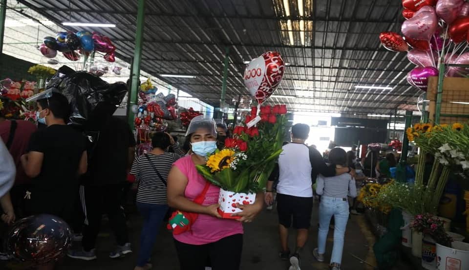 (FOTOS) Día de la Madre: reportan aglomeraciones en Mercado de Flores