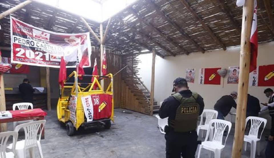 (FOTOS) SJM: asaltan local de campaña de Perú Libre