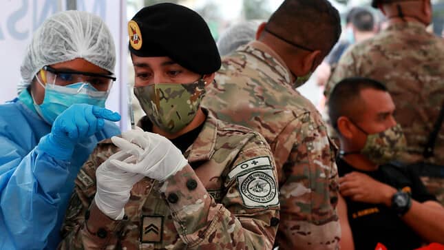 COVID-19: Se inicia el proceso de vacunación de los miembros de las fuerzas armadas