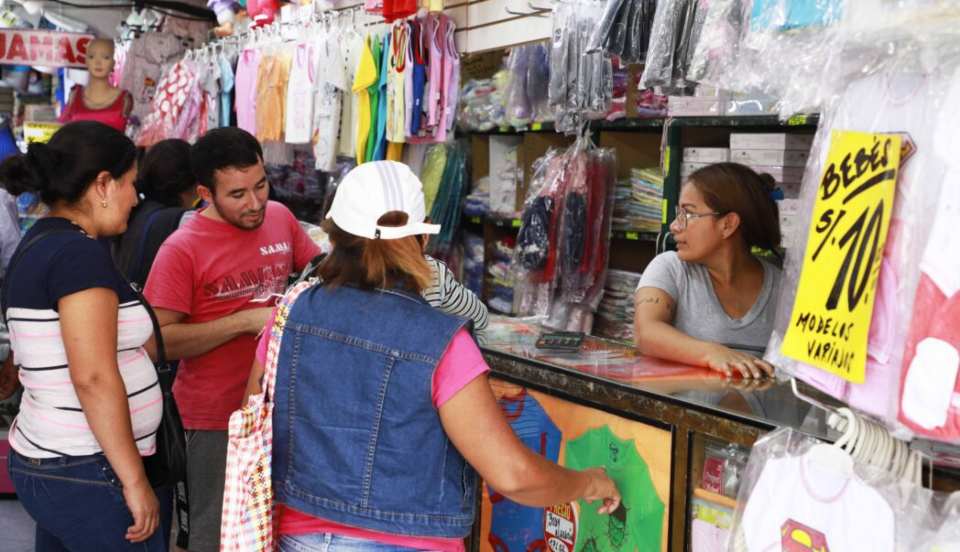 Gamarra: Comerciantes rematan prendas para recuperar algo de su inversión