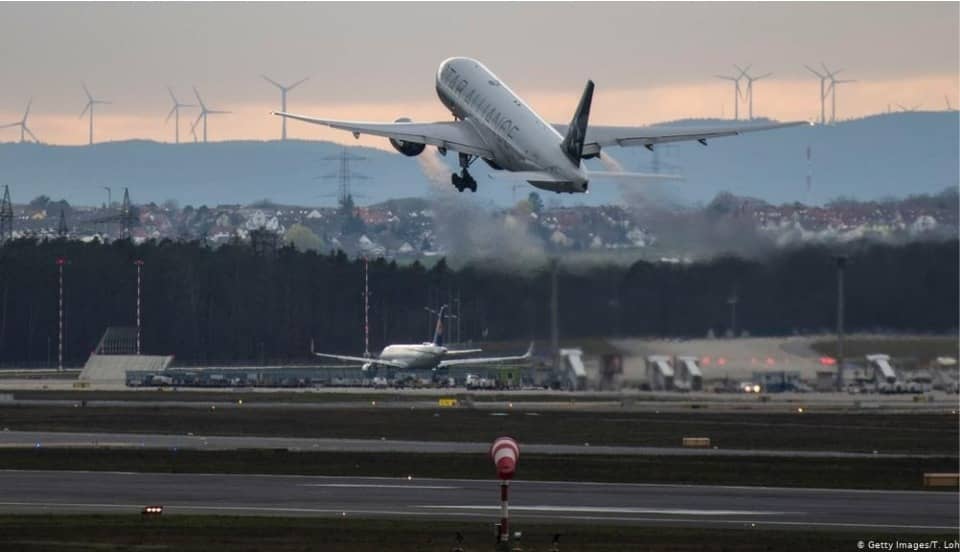 Gobierno extiende suspensión de vuelos de destinos con más de 8 horas de viaje 