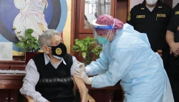 COVID-19: Héroe de guerra contra Ecuador es el primer policía en situación de retiro vacunado