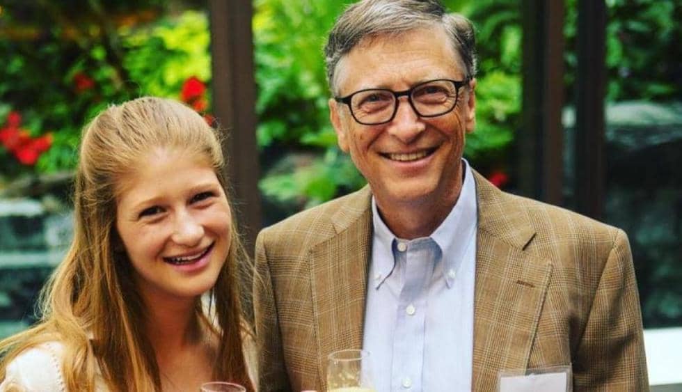 Hija de BIll Gates bromeó tras ser inmunizada contra el COVID-19: "la vacuna no implantó al genio de mi padre en mi cerebro"