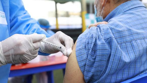 COVID-19: Vacunación de adultos de 70 a 79 años será todos los días salvo los jueves