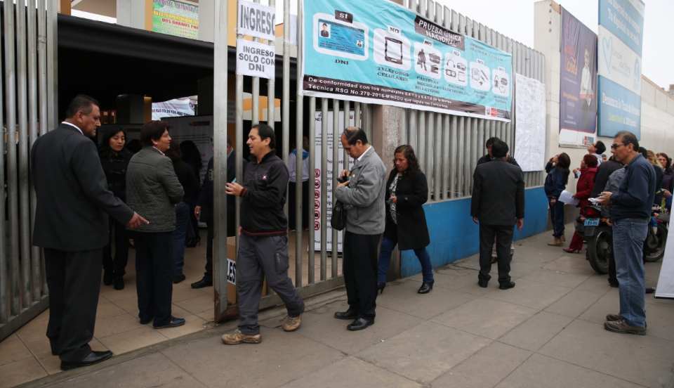 Huancayo: Profesores son intervenidos por llevar celulares a examen de Minedu