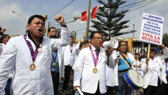 Profesionales de la salud anuncian huelga en el frontis del Minsa este martes