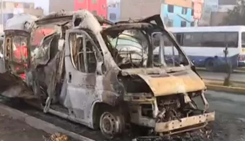 Ambulancia se incendia y provoca daños en viviendas de Ate