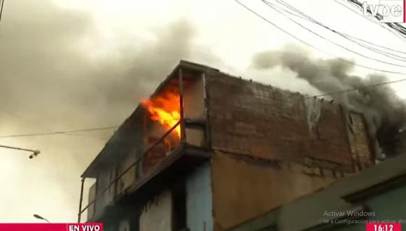 Incendio consumió inmueble conocido como ‘El buque’ en Barrios Altos