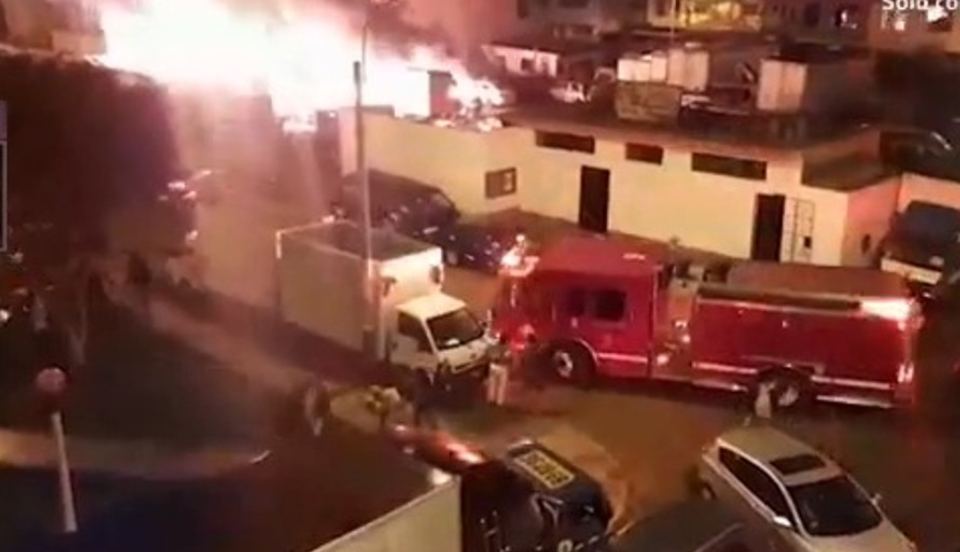 Callao: 8 vehículos fueron destruidos en incendio dentro  de una cochera