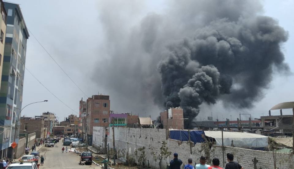 Cercado de Lima: Incendio consume un depósito de material inflamable 