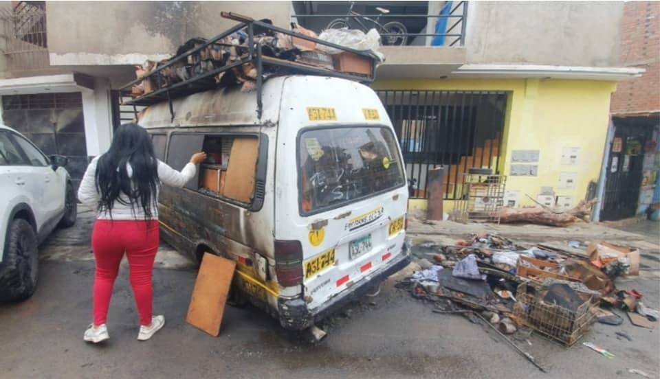 Cámara de seguridad capta a sujeto incendiando combi en Los Olivos 