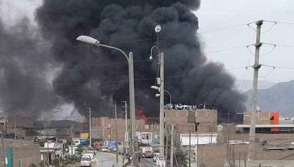 Huachipa: Incendio de grandes proporciones se produce en almacén de cartones