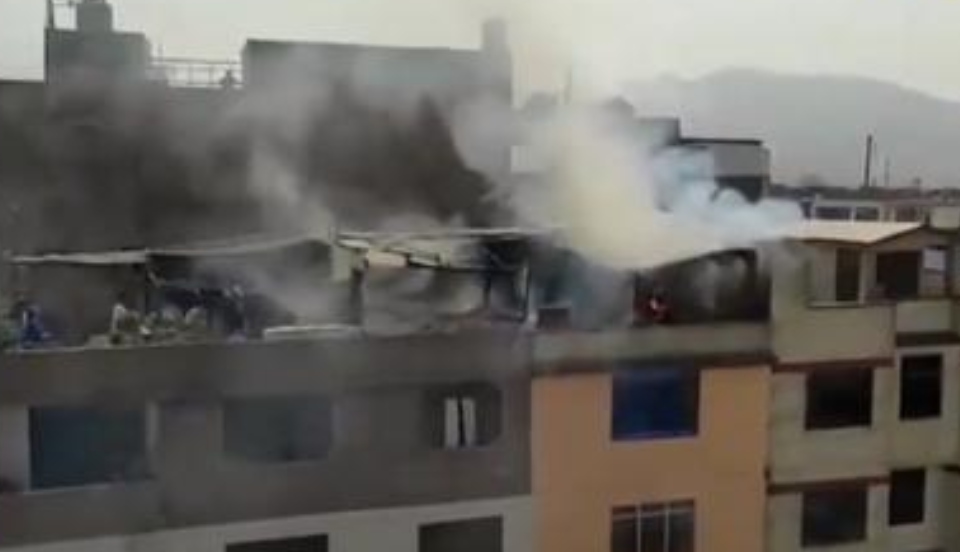 [VIDEO] Incendio consume vivienda de material inflamable en Los Olivos