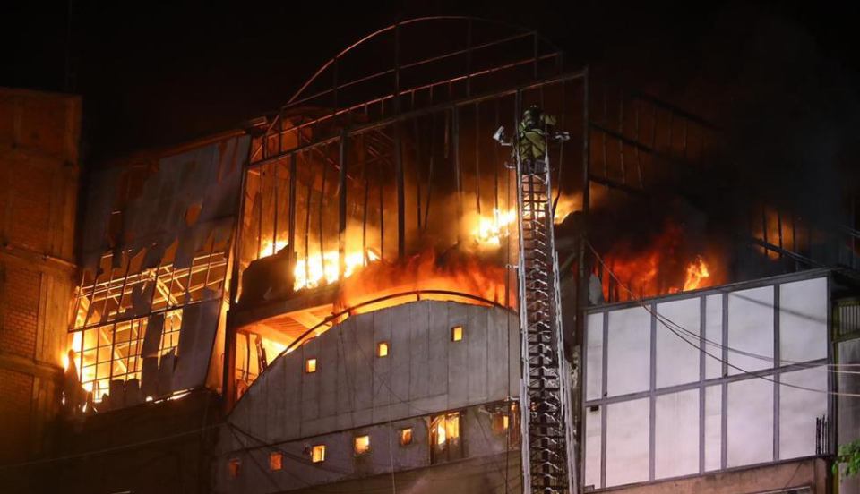 [FOTOS Y VIDEOS] Así fue el incendio de código 3 en Mesa Redonda