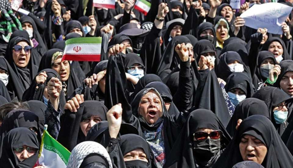 Irán: Evalúan ley del velo obligatorio en medio de oleada de protestas