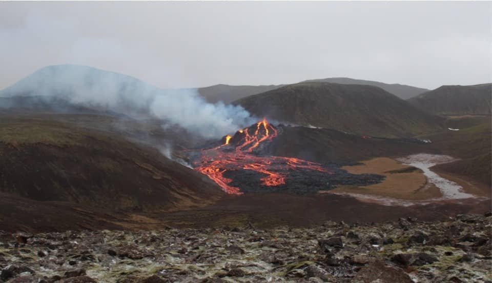 Islandia reporta erupción de un volcán tras 800 años de inactividad a unos kilómetros de la capital