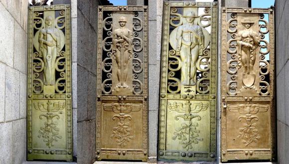 Reportan desaparición de puertas bronce de monumento ubicado en el Campo de Marte