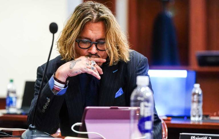 Johnny Depp asegura que no ha “golpeado” a una mujer en juicio contra Amber Heard
