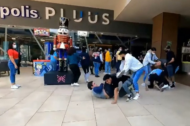 [VIDEO] Así se agarran a golpes fans de Spiderman por entradas