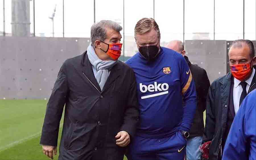 Presidente Joan Laporta visita al plantel del Barcelona para animarlo previo al duelo con el PSG