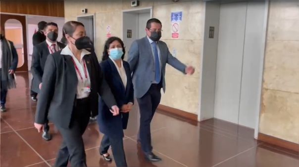 Lilia Paredes acude a la Fiscalía para declarar por presuntas irregularidades en Anguía