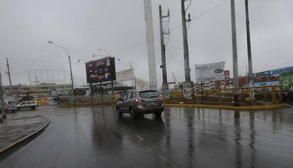 Calles amanecen totalmente mojadas tras garúa en Lima
