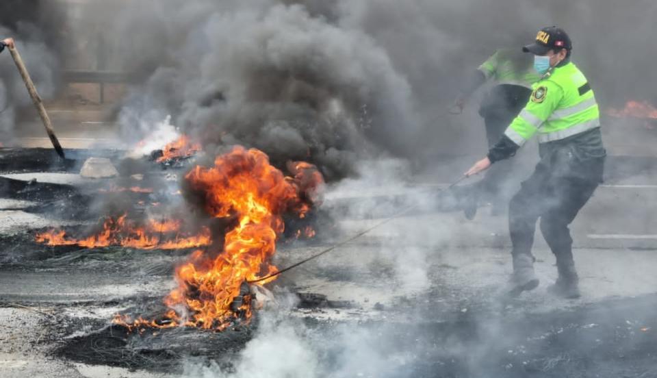 Vecinos bloquean la Panamericana Sur con llantas quemadas tras ser desalojados