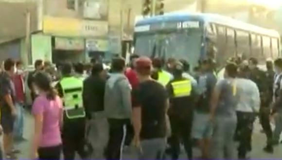 Pasajeros fueron obligados por manifestantes a bajarse de los buses