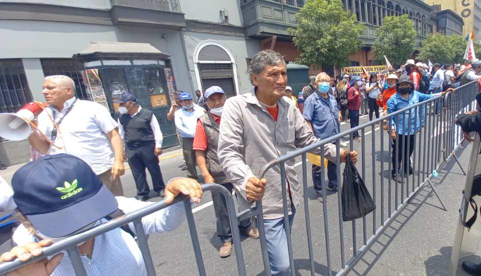 Cercado de Lima: Ciudadanos protestan al exterior del Congreso y piden su cierre