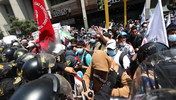 Íber Maraví: Manifestantes a favor y en contra se enfrentan con la policía