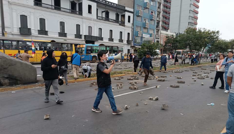 Pedro Castillo: Manifestantes se enfrentan en el exterior de la prefectura 