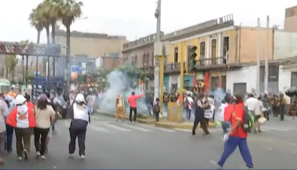 La Victoria: Policías usan bombas lacrimógenas para dispersar a manifestantes 
