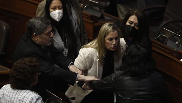 Congreso: María del Carmen Alva jaloneó a Isabel Cortez durante discusión 