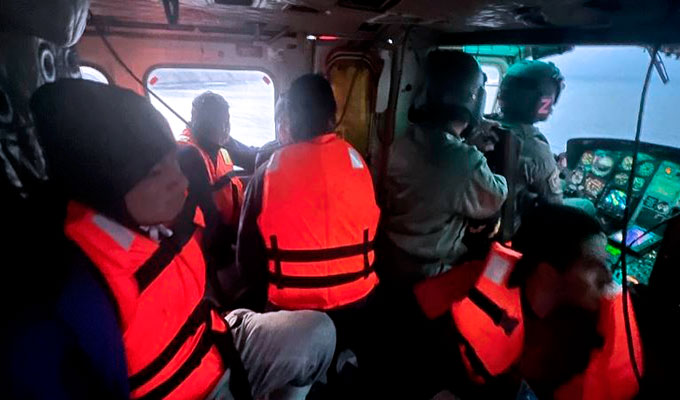 Tripulantes de embarcación siniestra fueron rescatados por la Marina de Guerra y la FAP 