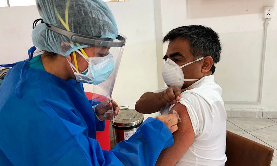 COVID-19: Médicos cardiovasculares se vacunaron en San Valentín