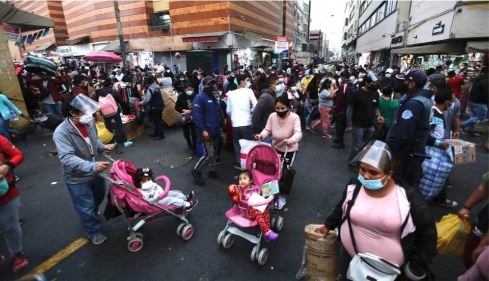 Mesa Redonda: Reportan aglomeración y decenas de vendedores informales a horas del Día de la Madre