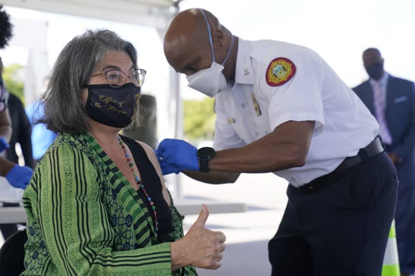 Condado de Miami-Dade ya no vacunará contra el COVID-19 a turistas