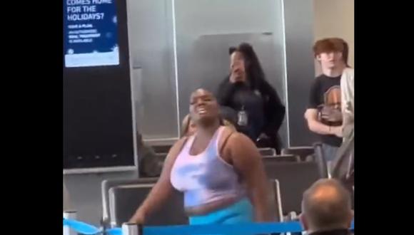 Mujer lanza computadora a empleado de aerolínea tras perder a sus hijos en aeropuerto