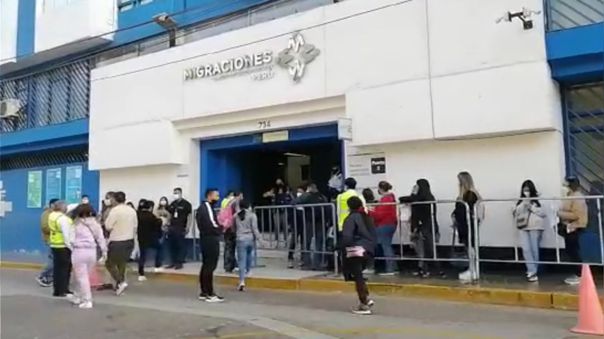 Migraciones: Reportan largas filas de ciudadanos que buscan obtener su pasaporte