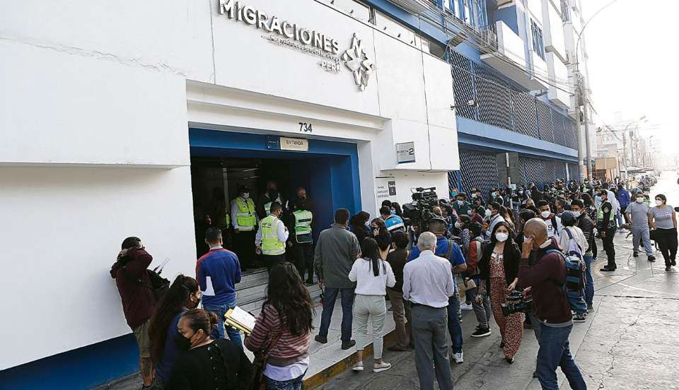 Migraciones: Reportan largas colas y desorganización para tramitar pasaporte