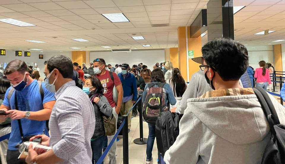 Aeropuerto Jorge Chávez: Reportan largas colas y demoras en Migraciones